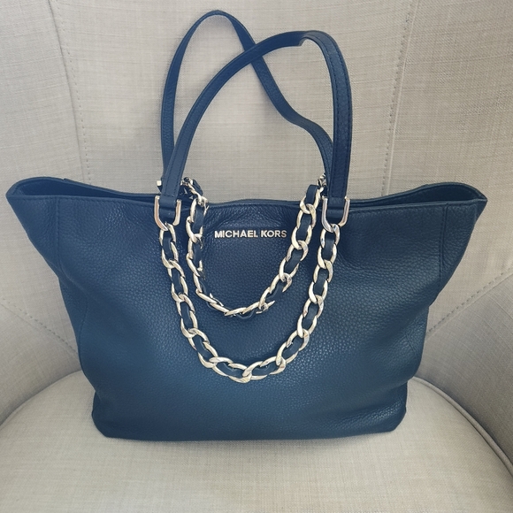 Michael Kors Chain-Link Leather Tote - Picture 4 of 16